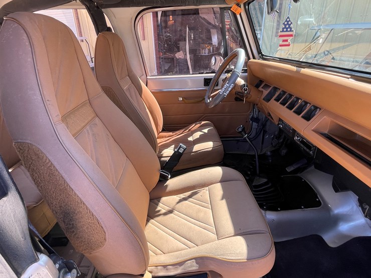 1993-jeep-wrangler-image-38