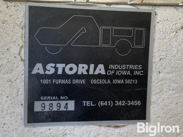 2012-freightliner-m2-106-image-17