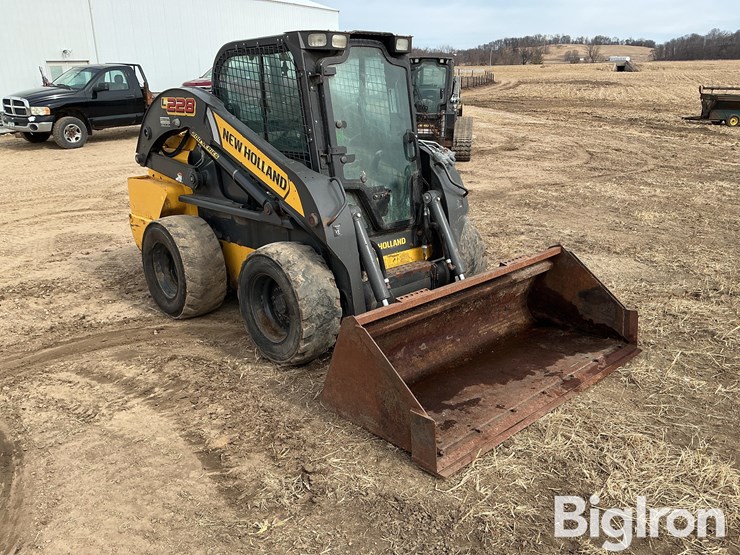 new-holland-l228-image-3