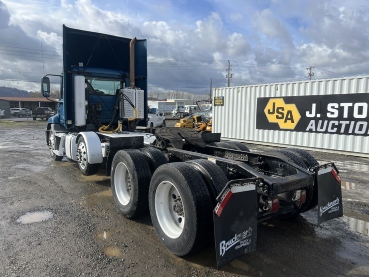 2015-mack-cxu613-tri-axle-truck-tractor-image-6