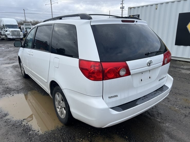 2008-toyota-sienna-le-image-6