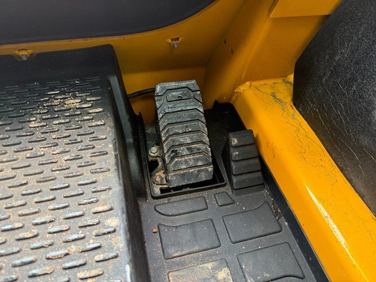 2020-deere-317g-image-45