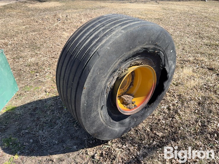 vermeer-baler-tire-and-rim-image-7