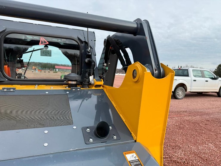 2020-deere-317g-image-29