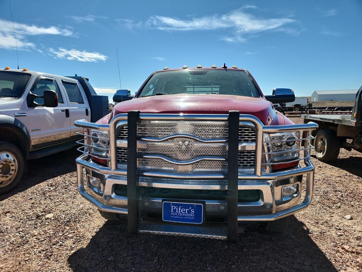 2018-ram-3500-laramie-image-2