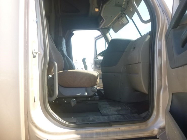 2012-freightliner-cascadia-125-image-13