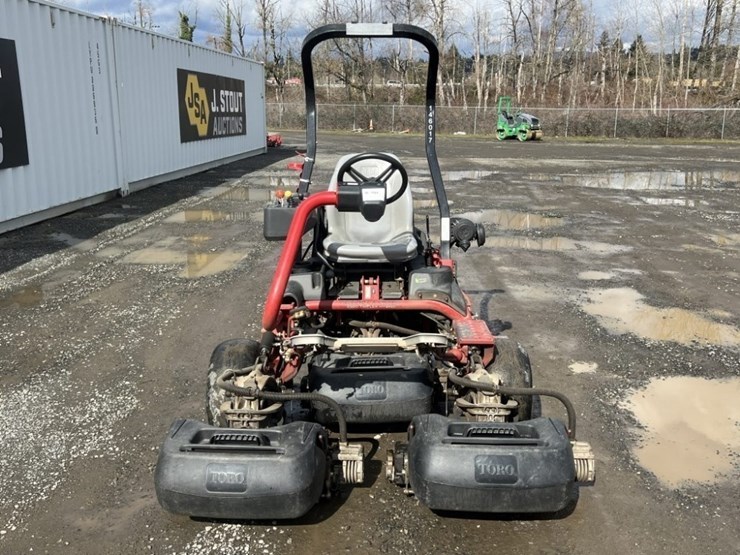 2014-toro-greensmaster-3320-triflex-traction-unit-image-8