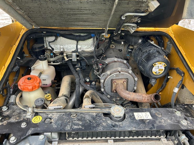 2022-deere-317g-image-15