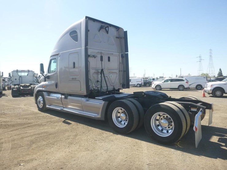 2012-freightliner-cascadia-125-image-4