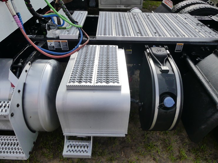 2021-peterbilt-579-image-9