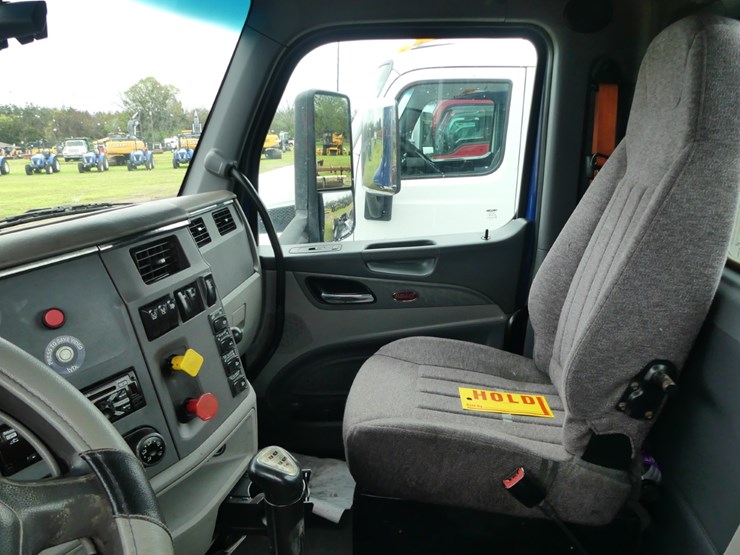 2017-peterbilt-579-image-11