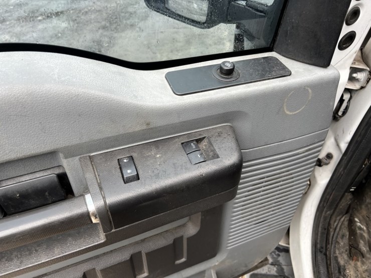 2011-ford-f550-image-32