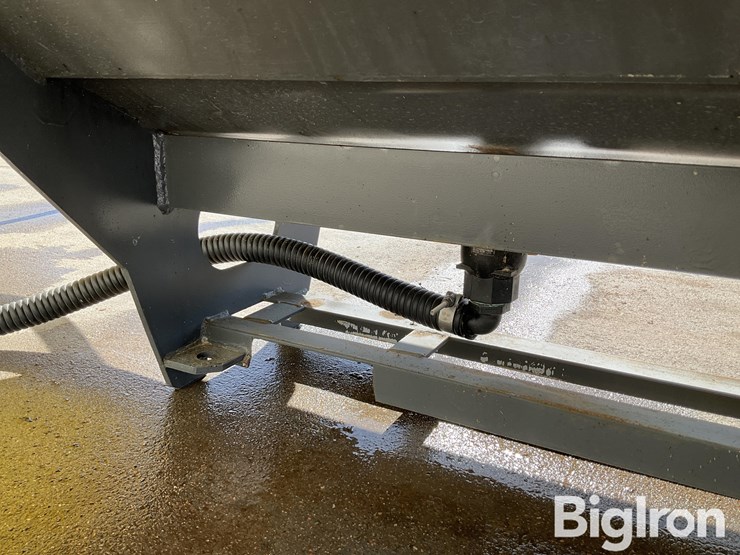 claas-rear-deck-mount-saddle-tanks-image-13