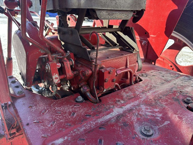 1974-farmall-666-gas-tractor-image-13
