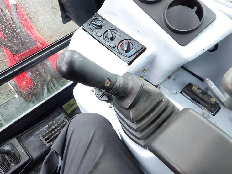 2013-yanmar-vio35-5b-image-37