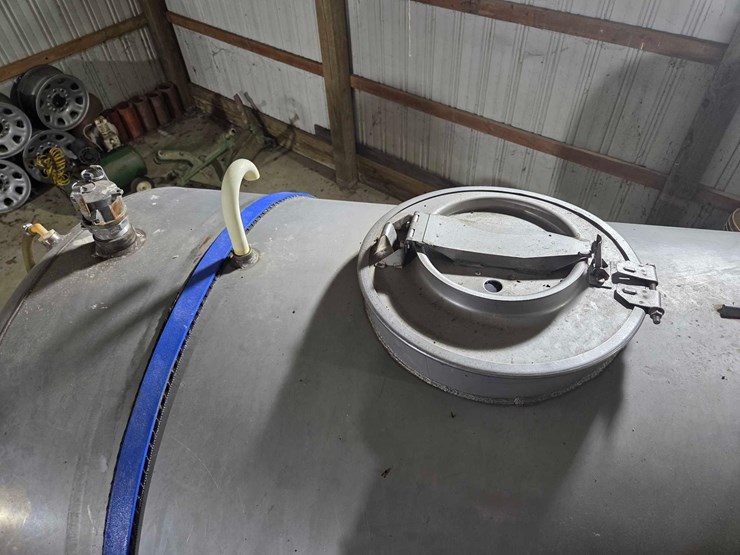 1000-gallon-liquid-nurse-trailer-image-35