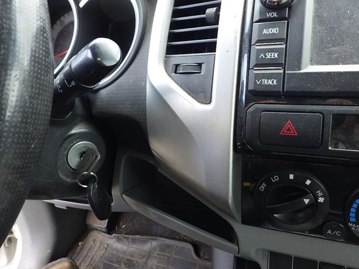 2013-toyota-tacoma-image-26