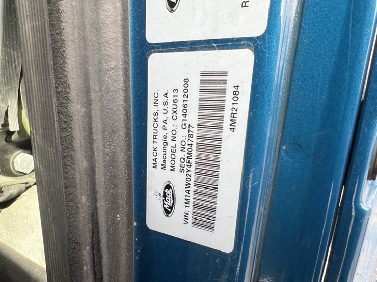 2015-mack-cxu613-tri-axle-truck-tractor-image-9