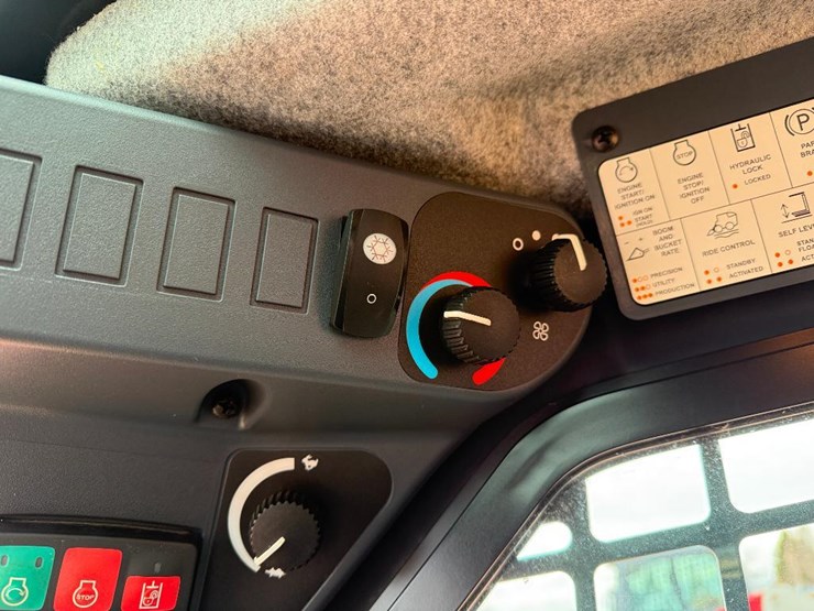 2020-deere-317g-image-43