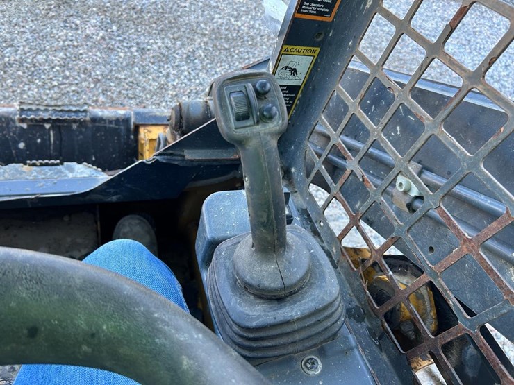 2018-deere-317g-image-24