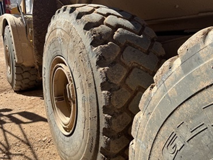 2013-caterpillar-740b-image-9