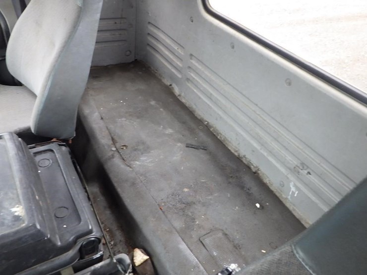 2004-izuzu-tilt-cab-22'-s/a-cab-and-chassis-image-35