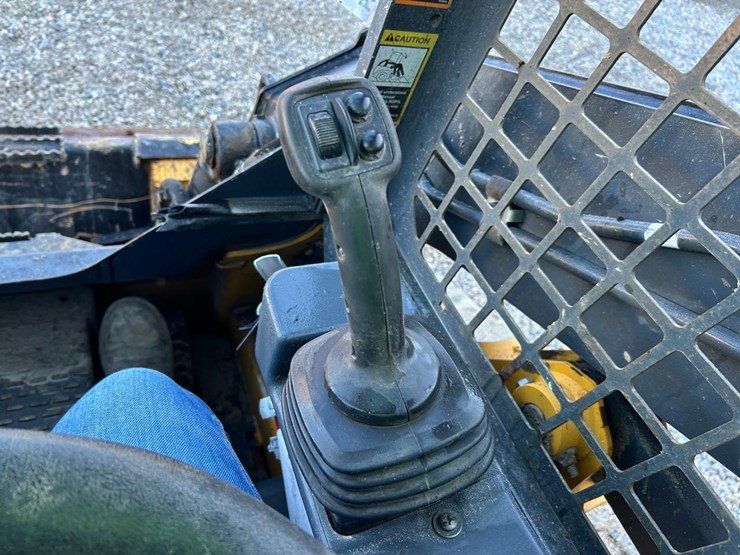 2020-deere-317g-image-22