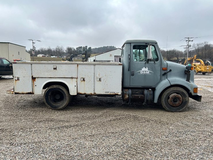 international-4700-lpx-service-body-truck-image-5