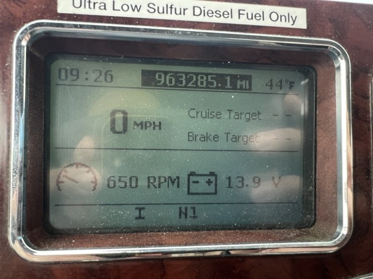 2017-mack-cxu613-tri-axle-truck-tractor-image-38