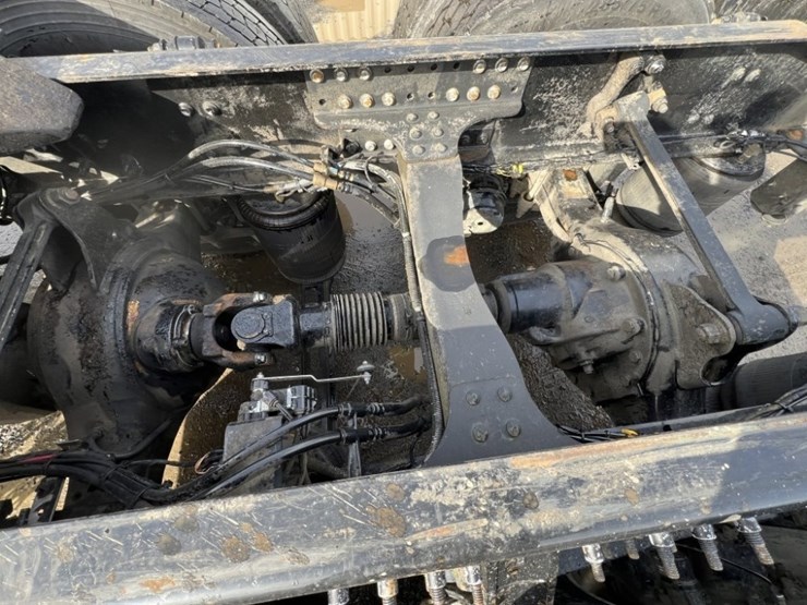 2015-mack-cxu613-tri-axle-truck-tractor-image-23