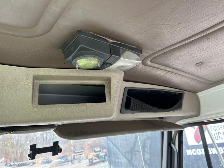 international-4700-lpx-service-body-truck-image-21