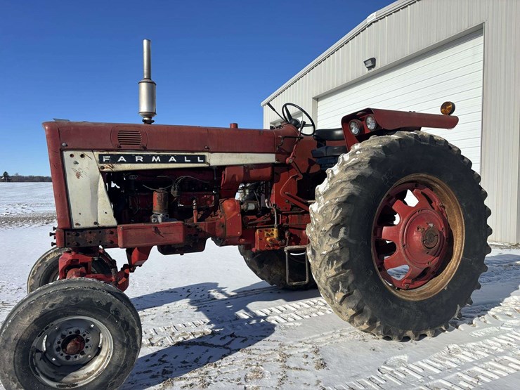 farmall-656-gas-tractor-image-1