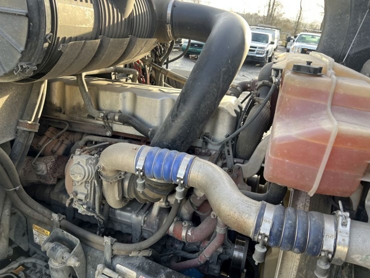 2015-mack-cxu613-tri-axle-truck-tractor-image-12