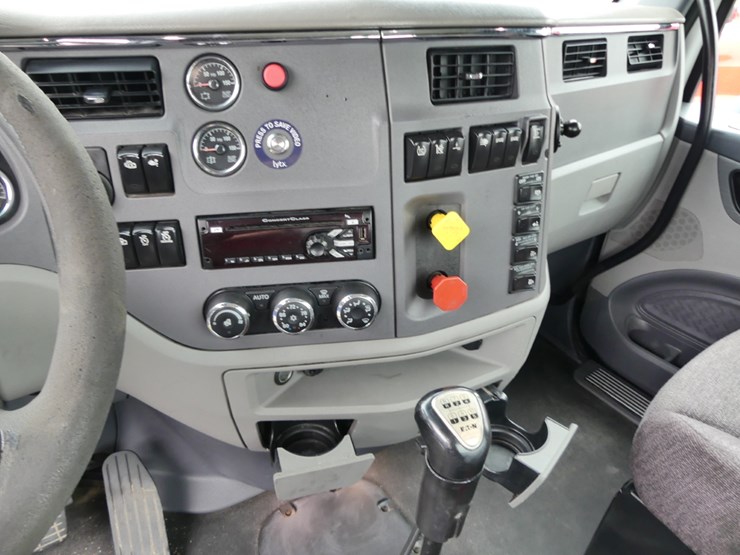 2017-peterbilt-579-image-13