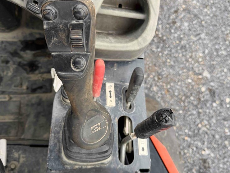 2015-kubota-r530-image-17