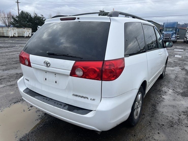 2008-toyota-sienna-le-image-4