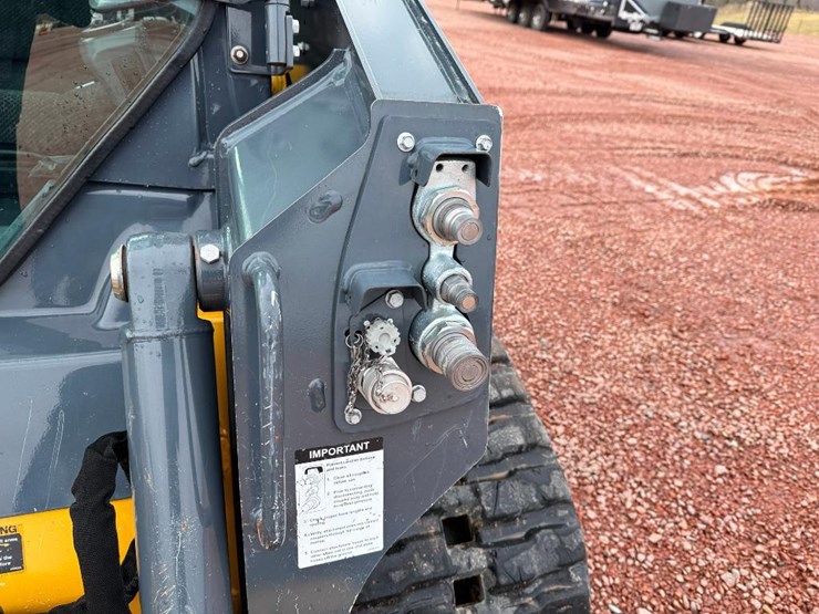 2020-deere-317g-image-18