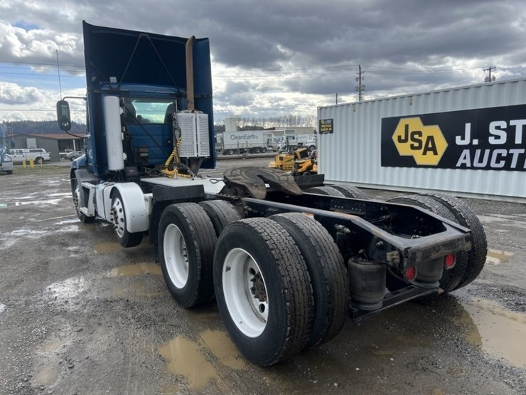2017-mack-cxu613-tri-axle-truck-tractor-image-6