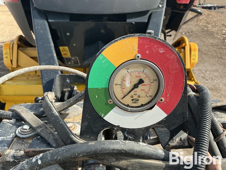 2013-new-holland-330-image-12