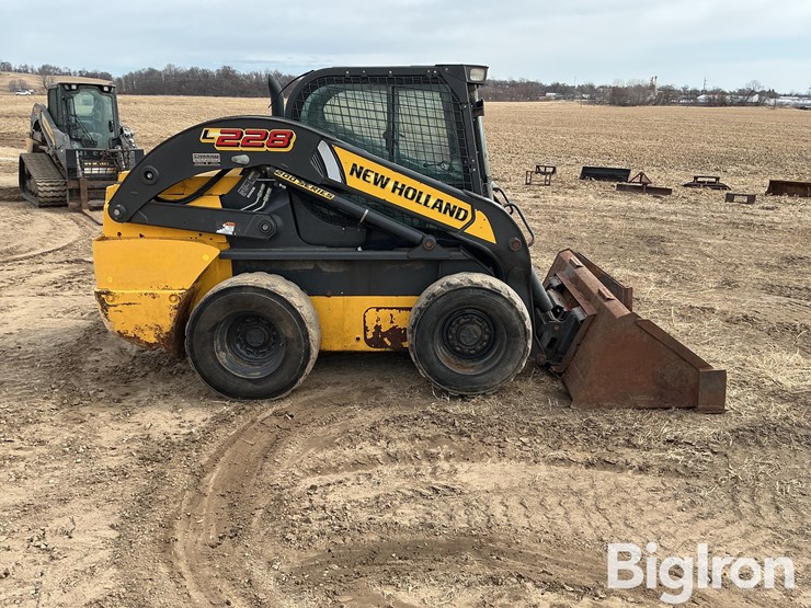 new-holland-l228-image-4