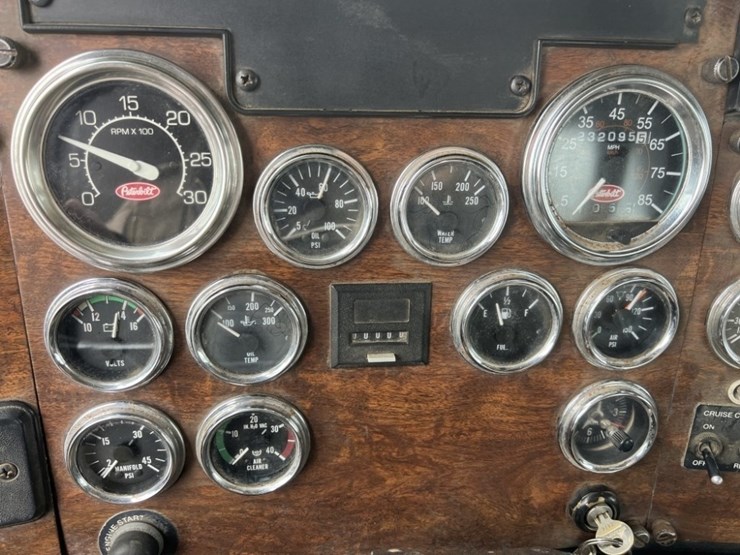 1996-peterbilt-378-image-26