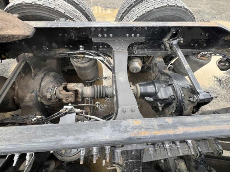 2017-mack-cxu613-tri-axle-truck-tractor-image-26