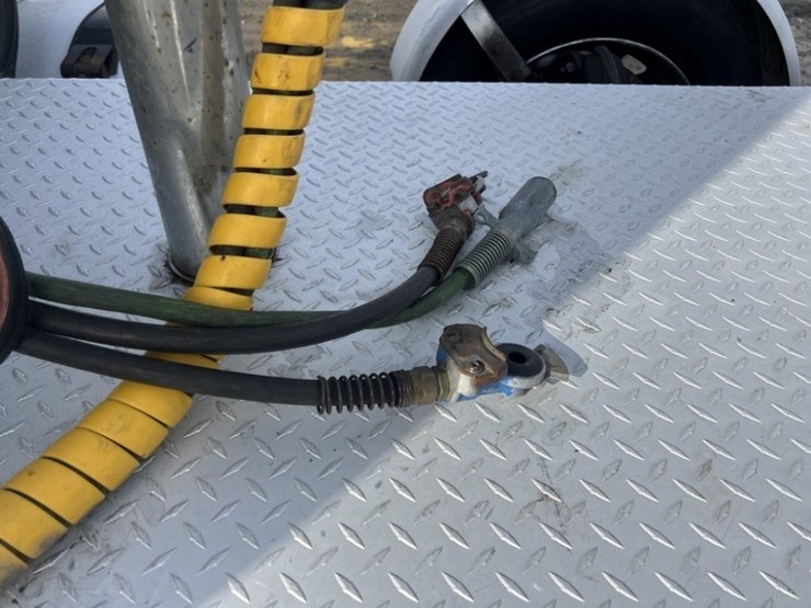 2015-mack-cxu613-tri-axle-truck-tractor-image-26