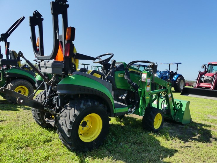 2014-john-deere-1025r-image-3