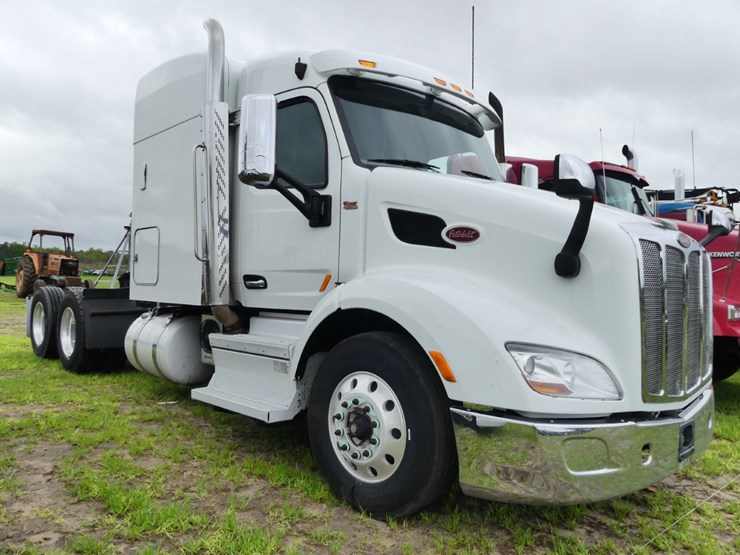 2018-peterbilt-579-image-1