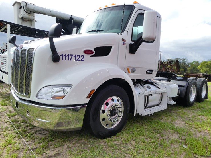 2021-peterbilt-579-image-2