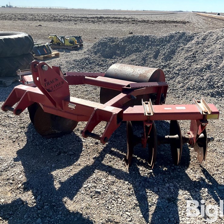 LINDSAY TRACK CLOSER