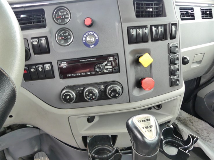 2017-peterbilt-579-image-13