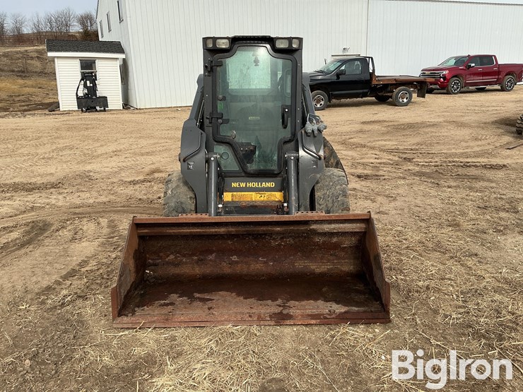 new-holland-l228-image-2