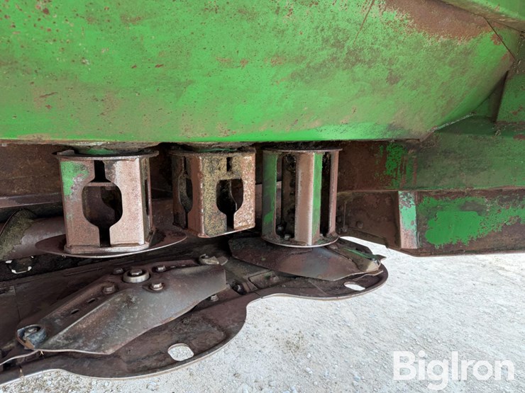 2021-john-deere-w235-image-18